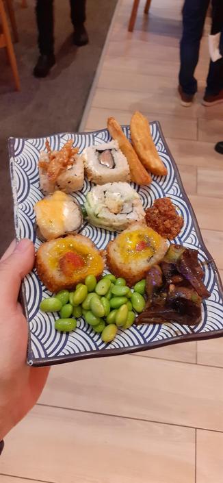 Plato con comida japonesa, edemames, makis o sushi