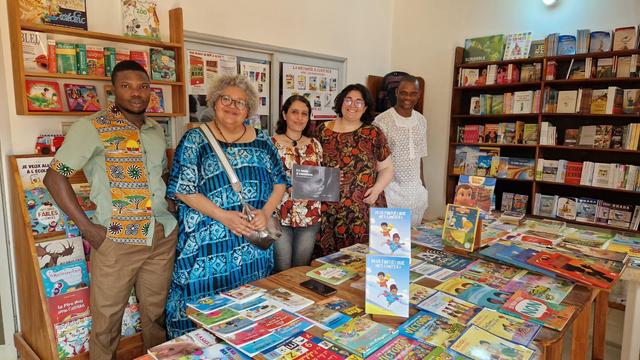 librairie librairym photo de groupe avec la directrice, Rodrigue Atchoué, directeur des éditions Savanes du Continent, cécile Quenum, Cindy Vandermeulen, directrice de courgette éditions