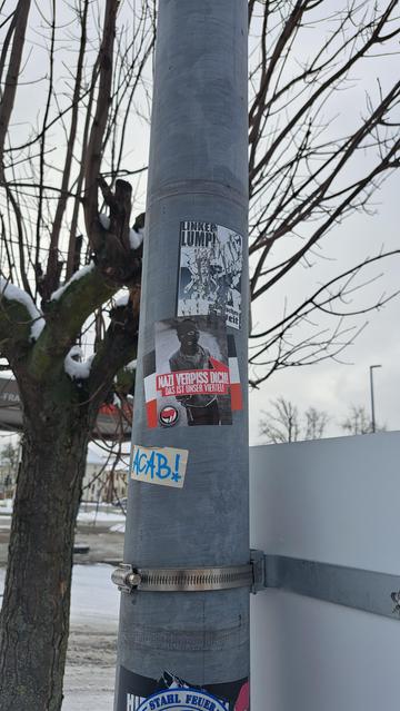 Stickers antifascistas cubriendo Stickers con apología al nazismo, activismo de barrio.