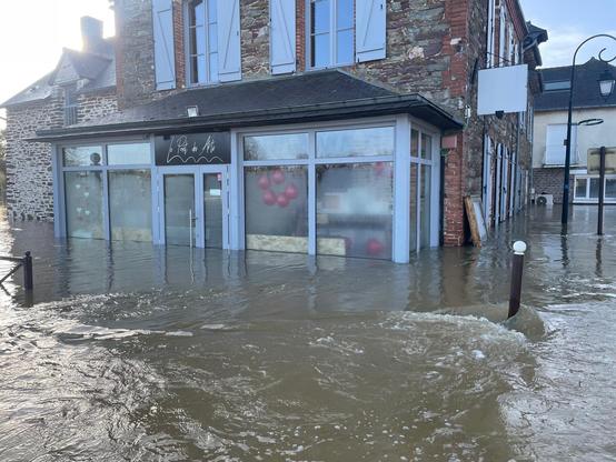 La boutique Métiers d'Art face aux de la Vilaine, inondation , fermeture.