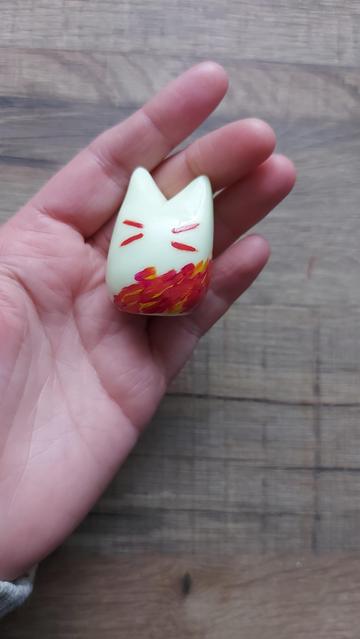 Figurine en pâte polymère en forme de petit chat stylisé et peint