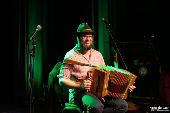 Fotootje van Wouter met trekzak in mooi groen podiumlicht