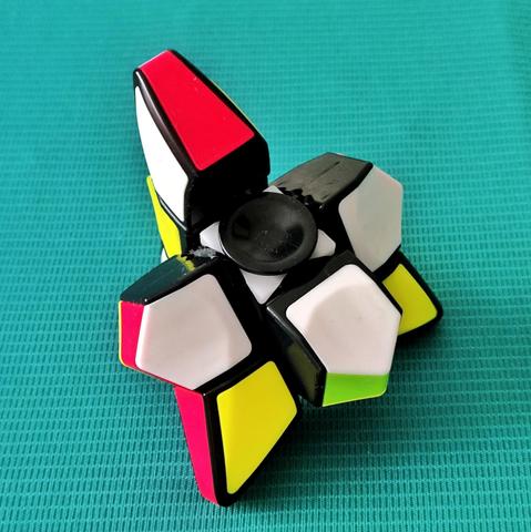 Foto en la que se ve el mismo cubo spinner pero con varias piezas giradas, a modo de demostración de que es funcional.