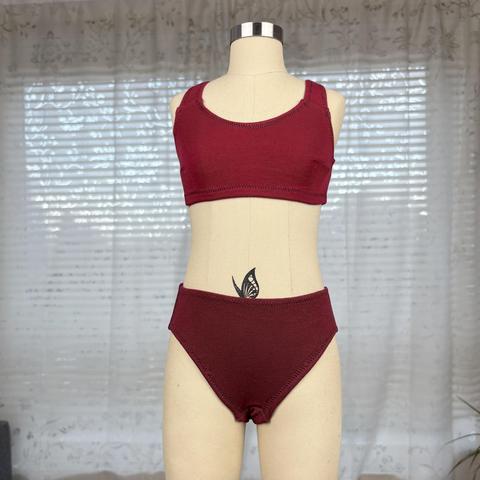 Sportsbra and panties on a dressform, seen from the front.