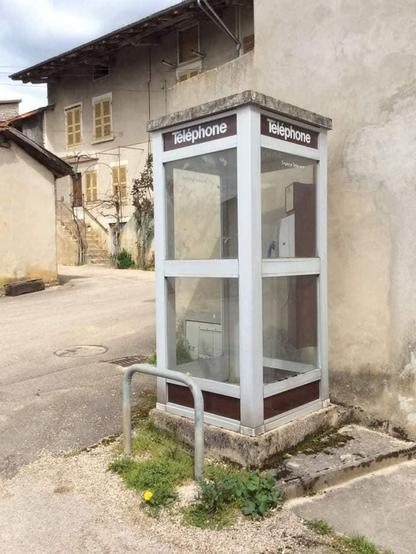 La dernière cabine téléphonique de France se trouve à Murbach…en fevrier 2025 et elle n’arrête pas de sonner ! On peut même l'appeler au numéro : 03 89 74 11 53... Plus étonnant encore, elle est utilisée cinq fois par mois. mais l’identité de l’utilisateur reste un grand mystère. Surtout qu'on ne peut appeler qu'en PCV ou les services de secours 🤨 Même Orange a mené l’enquête pour vérifier si la cabine n° 468 était toujours en service. Verdict des techniciens : c’est bien la dernière en activité dans toute la France.
