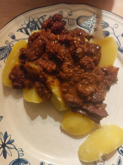 Kartoffeln mit brauner Soße mit "Fleisch"stückchen