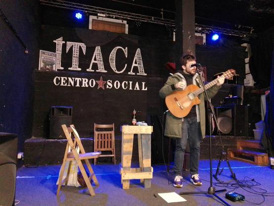 Alberto Alcalá en el escenario del CS Ítaca.