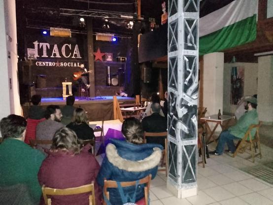 Imagen del público en el CS Ítaca siguiendo el concierto de Alberto Alcalá.