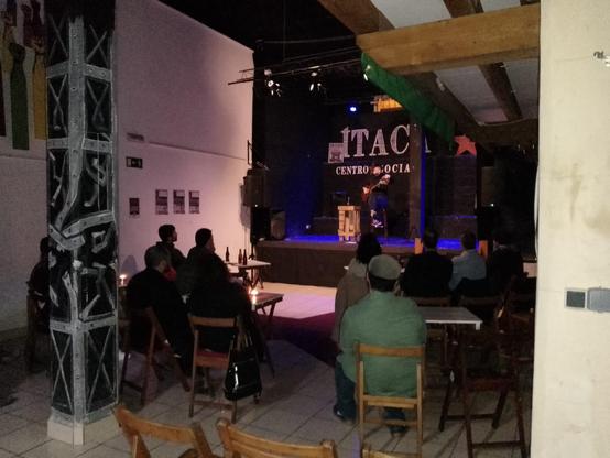Imagen del público en el CS Ítaca siguiendo el concierto de Alberto Alcalá.