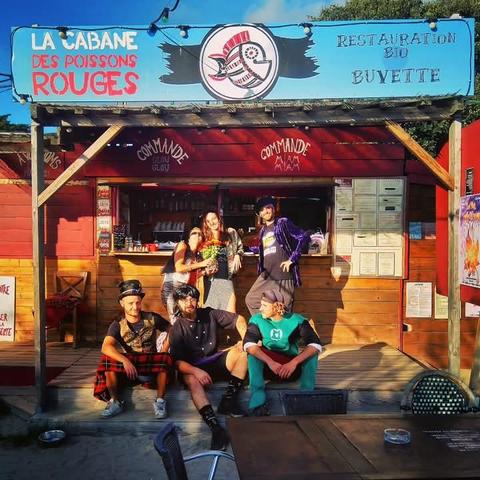 Bien le bonjour à toutes & à tous !

 Depuis deux ans nous avons repris la Cabane des Poissons Rouges à Saint Gildas de Rhuys afin de continuer à faire vivre ce lieu incontournable & magique. 

Pour celles & ceux qui ne connaissent pas la Cabane, c'est un restaurant traditionnel-crêperie-guinguette de plage, démontable, fait de bric & de broc face à la mer où nous travaillons avec une équipe incroyable & diversifiée en bio, local & fait maison. Chez nous, c'est l'inclusivité qui prime autant dans les propositions culinaires, dans l'accessibilité que dans l'état d'esprit. 

Nous sommes Juliette, Thomas & Arthur, les trois individus qui ont repris les rênes de cette aventure en 2023 au départ de l'ancienne gérante. Nous avons entre 32 & 42 ans, nous avons des parcours très éclectiques qui ont fini par tous atterrir à Saint Gildas de Rhuys à la Cabane des Poissons Rouges. Nous croyons à ce projet autant pour sa dimension humaine, sociale qu'écologique. De solides liens se tissent sur la Presqu'Île de Rhuys avec toutes les personnes qui participent de près ou de loin à cette entreprise, aujourd'hui un réseau solidaire toujours plus étendu s'est formé, c'est notre façon d'apporter notre grain de sel à la vie locale.