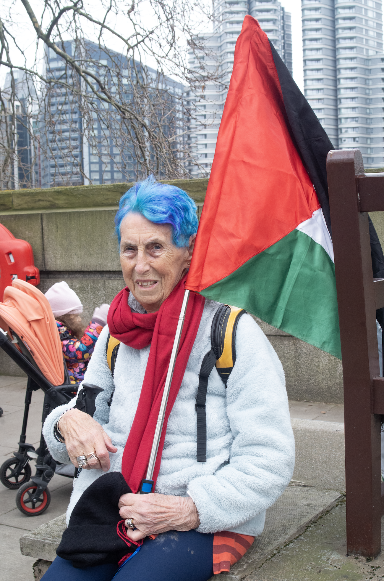 Eilee left Plymouth at 7.30am to march in London with the #Palestine Solidarity Campaign. I noticed her yellow barefoot shoes and asked if I could take a picture of her. She totally surprised me when she took off her hat, to display a glorious blue mane