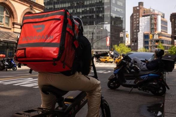 Uber sues DoorDash, accusing the company of anticompetitive practices, including pressuring restaurants to exclusively partner with DoorDash for delivery. #Uber #DoorDash #Anticompetition #TechNews #DeliveryServices #BusinessLawsuit #RestaurantIndustry #LegalAction