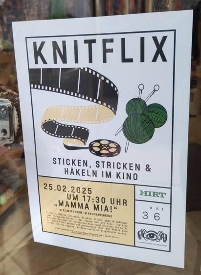 Ein Plakat ist zu sehen, das auf einer Tür klebt. Dort steht: KNITFLIX. Sticken, Stricken & Häkeln im Kino 
25.02.2025 um 17:30 Uhr "MAMMA MIA!" im Filmzentrum Rechbauerkino. 

Stricken, Häkeln, Zeichnen, Sticken, Filzen, egal ob Anfänger oder Fortgeschrittene - wir freuen uns auf Alle. Jegliche Handarbeiten möglich, sofern sie Kino-tauglich sind: das heißt auf einen Platz passen und geräuscharm sind. Bei Bedarf kann zusätzlich ein eigenes, kleines Leselicht mitgebracht werden.

