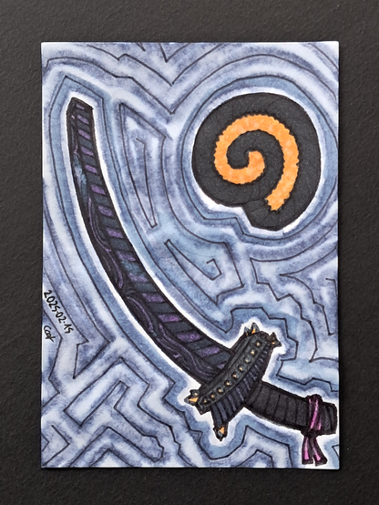 Un dessin représentant un sabre escardorien, une épée à lame courbe noire et violette avec des courbes sur la partie extérieure et des traits sur la partie intérieure, surmontant une garde noire sertie de piques et de clous dorés, continuée par un manche simple orné d'un ruban violet ; en haut à droite se trouve le logo de l'Empire, une spirale dorée prise dans un amas noir ; le tout sur fond de lignes grises labyrinthiques.