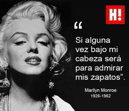Foto de la cara de Marylin Monroe muy guapa en blanco y negro con una cita al lado que dice “Si alguna vez bajo mi cabeza será para admirar mis zapatos “