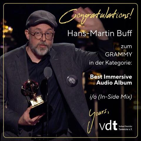 Unser Mitglied Hans-Martin Buff winkt und hält in der anderen Hand seinen Grammy-Award, den er in der Kategorie "Best Immersive Audio Album" gewonnen hat. Der VDT gratueliert!
