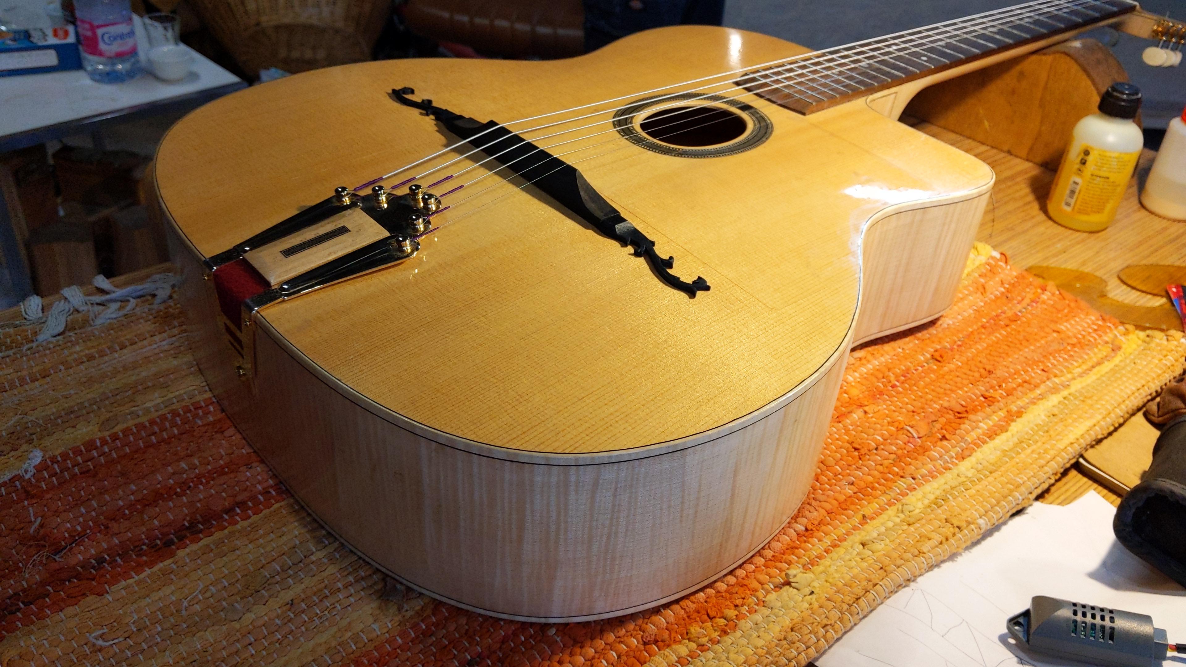 Photo de guitare de luthier en érable,  très blanche.