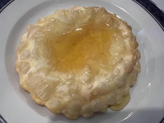 Seadas : Un dessert croustillant arrosé de miel doré, offrant une touche sucrée et gourmande. A crispy dessert drizzled with golden honey, bringing a sweet and indulgent touch.