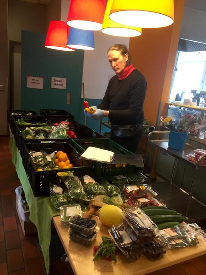 Gregor Hartz steht vor Kisten und sortiert konzentriert gerettetes Obst und Gemüse. Diese Lebensmittel hat er zuvor mit seiner Frau Anika Liekefett und einigen Helfern von einem Spender, mit Lastenrädern, abgeholt. Links rechts neben den Kisten liegen einige Waren, z.B. eine Honigmelone, einige Gurken, Tüten mit Kräutern oder Rispentomaten, Heidelbeeren, Radieschen und Kiwis. Dies sind die „Seltenen Sachen“, die gleich mit allen Besuchern gemeinschaftlich geteilt werden.
In der Caféteria im Haus der Familie, Bei der Schilleroper 15, 22767 Hamburg finden regelmäßige eine Verteilungen, von geretteten Lebensmitteln an Gemeinschaftsküchen und Bedürftige statt.
Es können alle Besucher an einem Tisch sitzen und etwas Frühstücken. Beim gemeinsamen Zusammensein und Unterhalten über dies und das, verteilen wir untereinander freundschaftlich und gerecht alle gespendeten und geretteten Lebensmittel.
Wir beginnen mit den Gemeinschaftsküchen. Die bekommen stets zuerst. Hier wird das Obst und Gemüse an viele Menschen weiter gereicht. 
Danach schauen wir gemeinsam wie viele Besucher wir sind und wie viele Waren in unseren Kisten sind, um eine faire und gerechte Aufteilung zu ermitteln. 
Alle sind herzlich eingeladen, uns zu besuchen. Die verteilten Lebensmittel sind für alle gedacht, denen es finanziell besser gehen könnte. Rentner*innen, Bürgergeldempfänger*innen, Geflüchteten oder Geringverdiener*innen, die jeden Cent zweimal umdrehen müssen, wollen wir Unterstützung geben.