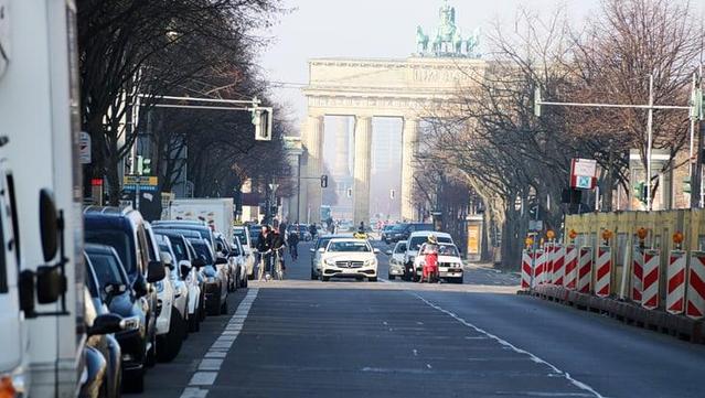 Eine befahrene Straße in Berlin, im Hintergrund ist das Brandenburger Tor zu sehen.
Foto: UHH/CEN/T. Wasilewski