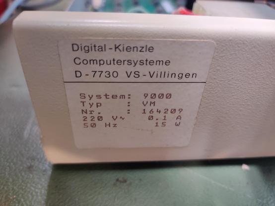Typschild eines Gerät mit der Aufschrift:
Digital-Kienzle
Computersysteme
D-7720 VS-Villingen
System: 9000
Typ: VM
220 V~ 0.1A
50 Hz 15 W