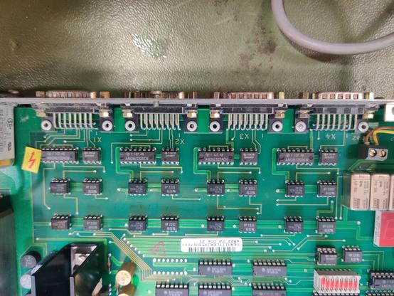 Eine elektronische Leiterplatte. Zu erkennen sind Optokoppler und Treiberschaltkreise. So wie 4 15-Polige D-Sub-Verbinder