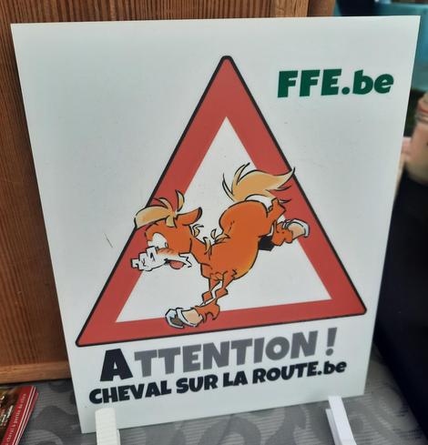 Demandez l'autocollant ou le panneau PVC www.achevalsurlaroute.be pour sensibiliser à la sécurité des usagers équestres