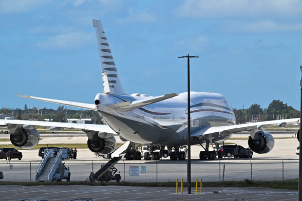 The 747-800 in WPB, with the motorcade aside. 