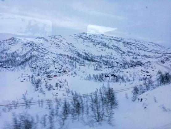 Aussicht auf die verschneiten Berge entlang der Erzbahn