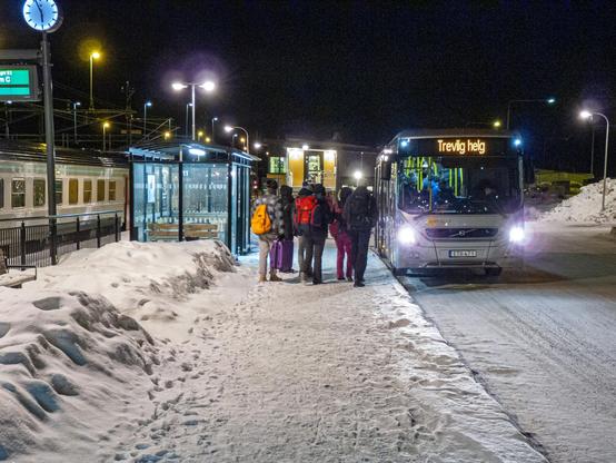 Bus und Zug am Bahnhof Kiruna