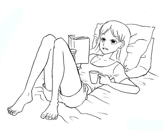 Joli femme en short, aux cheveux longs, allongée sur son lit, adossée à un oreiller, en train de lire tout en tenant une tasse de café.  