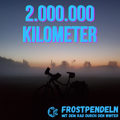 Fahrrad im Bodennebel bei Abendrot. Bildbeschriftung: 2.000.000 Kilometer. Frostpendeln mit dem Rad durch den Winter