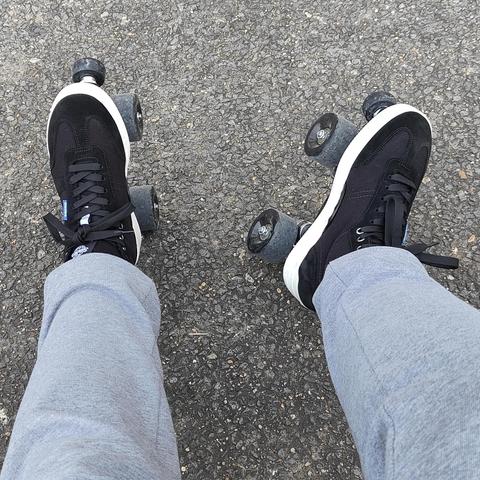 Patin à roulettes (roller quad) aux pieds de sa propriétaire