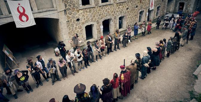 Foule de gens sur le GN "Dernier Refuge : de pire Empire"