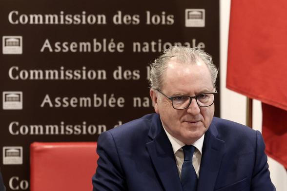 Conseil constitutionnel «Une maison de retraite pour des personnalités bien en cour»
Richard Ferrand a été présenté par le président de la République comme candidat à la présidence du Conseil Constitutionnel. Une décision contestée, notamment car l’ancien président de l’Assemblée nationale ne remplit ni les critères d’impartialité, ni ne possède les compétences juridiques requises à ce poste.