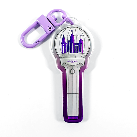 A picture of an acrylic keychain of a drawn version of (G)-Idle's newest lightstick. The rim of the keychain has an ombre that goes from purple at the bottom to clear at the top. It has a light purple clasp.