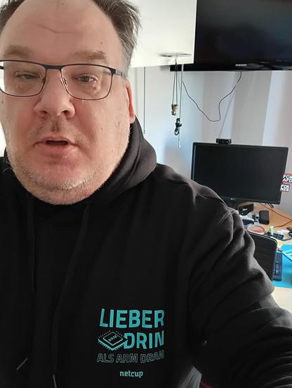 Selfie mit dem netcup Hoodie. Lieber ARM drin als arm dran