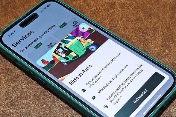 Uber ditches commissions for auto-rickshaw drivers in India, switching to fees to stay competitive against local rivals #Rapido & #NammaYatri. 🚨 Will this move shake up the ride-hailing market? 🇮🇳 #Uber #AutoRickshaw #IndiaTech #Rideshare #Competition #TechNews #Mobility