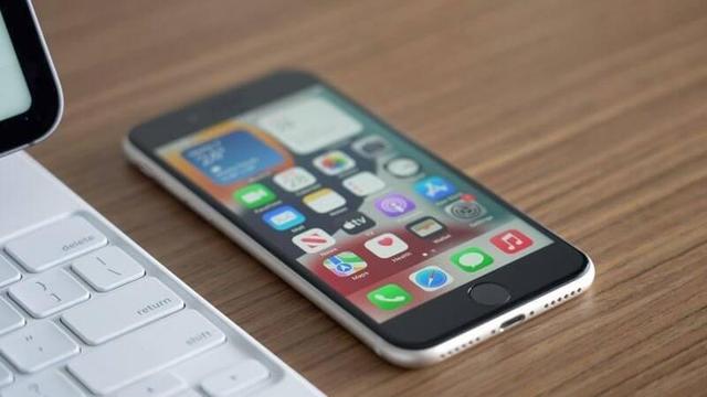 Apple drops the 4.7-inch iPhone SE, now offering only larger models in 6.1-inch, 6.7-inch, and 6.9-inch sizes. 📏 Is this the end of the compact iPhone? 🤔 #Apple #iPhone #iPhoneSE #TechNews #Smartphones #MobileTech #AppleUpdates #iPhoneModels