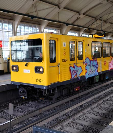 Ein U Bahn der Baureihe G im Bahnhof 