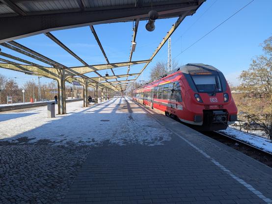 Un talent 2 rouge de DB Regio avec trois caisses en gare de Hennigsdorf sur la ligne RB20 prêt au départ pour Potsdam.