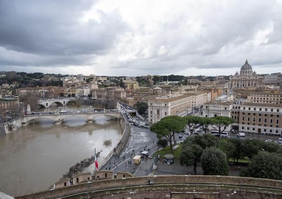 Tiber in Rom mit Petersdom im Hintergrund