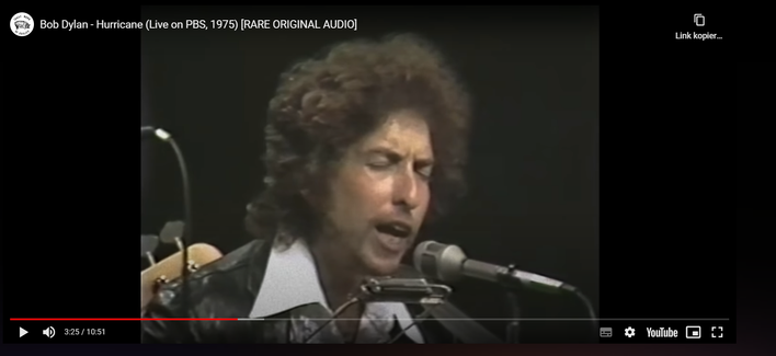 Februar 2025 CRISPR_rEvolution - Screenshot Szene aus dem Video - Der Künstler im Portrait singt in ein Mikrofon. Vor sich die für ihn typische Mundharmonika zum freihändigen Bespielen :-) Hurricane (Bob-Dylan-Lied) - Wikipedia
Hurricane ist ein Protestlied des US-amerikanischen Musikers Bob Dylan, das im November 1975 erschien. In dem Folksong kritisierte Dylan die Ermittlungen im Fall Rubin „Hurricane" Carter und die darin enthaltenen rassistischen Akte.

https://de.wikipedia.org/wiki/Hurricane_(Bob-Dylan-Lied)
