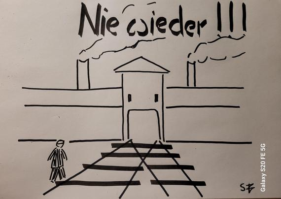 Aufschrift "Nie wieder"; Zuggleise führen zum Tor von Auschwitz mit rauchenden Schornsteinen. Ein KZ-Gefangener geht mit gesenktem Kopf in Richtung des Konzentrationslagers 