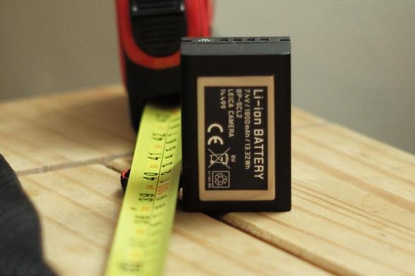 A VERY tight crop of the focusing test with no shims added to the lens - quite significant back-focusing.