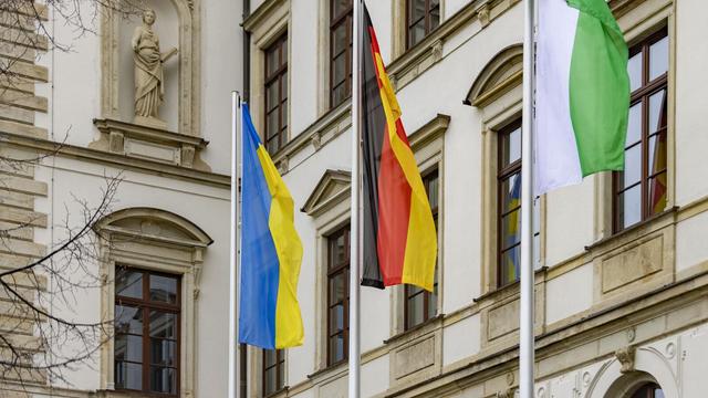 Die TU Chemnitz hisst die Flaggen anlässlich des Angriffstages in der Ukraine