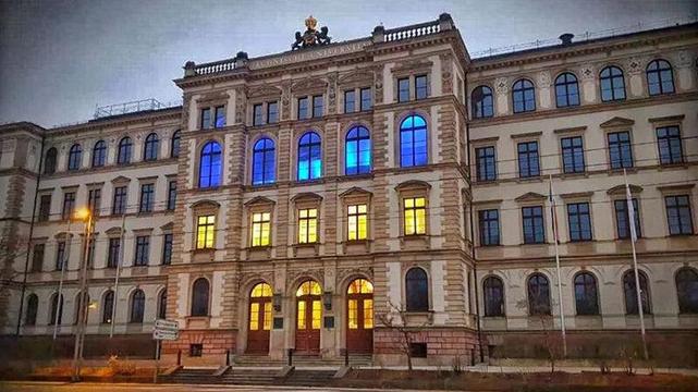 Böttcherbau in den Farben Blau Gelb
