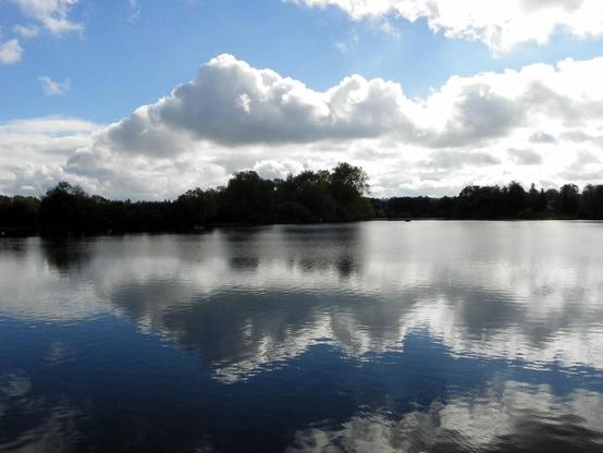 A photo titled "GOC Tring 071: Tringford Reservoir, Grand Union Canal", taken near Weir Footbridge by Peter O'Connor aka anemoneprojectors on Flickr.