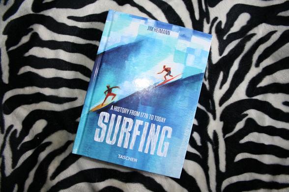 Book SURFING - A HISTORY FROM 1778 TO TODAY Jim Heimann 25 €
Dispo ici: https://www.la-petroleuse.com/fr/livres-pop-culture-lifestyle/5181-livre-surfing-taschen.html
Voici l’histoire visuelle (des centaines de photos et textes) la plus complète à ce jour du surf dans tous ses aspects à travers la photographie, la mode, le cinéma, l’art et la musique pour retracer l’évolution de la culture surf, depuis sa découverte en 1778. Trilingue.

#livre #book #tachen #surf #surfculture #popculture #librairielapetroleuse