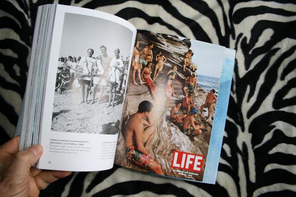 Book SURFING - A HISTORY FROM 1778 TO TODAY Jim Heimann 25 €
Dispo ici: https://www.la-petroleuse.com/fr/livres-pop-culture-lifestyle/5181-livre-surfing-taschen.html
Voici l’histoire visuelle (des centaines de photos et textes) la plus complète à ce jour du surf dans tous ses aspects à travers la photographie, la mode, le cinéma, l’art et la musique pour retracer l’évolution de la culture surf, depuis sa découverte en 1778. Trilingue.

#livre #book #tachen #surf #surfculture #popculture #librairielapetroleuse
